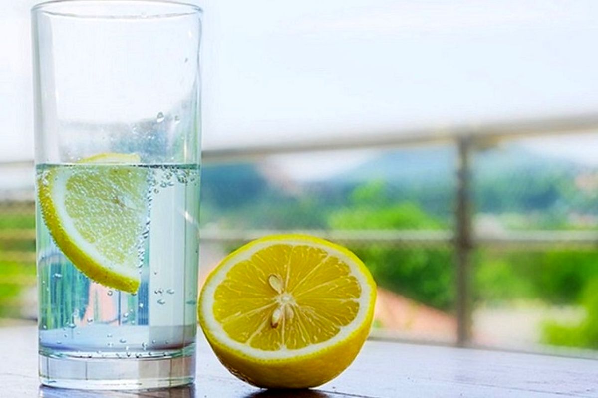 آب را با لیمو‌ مزه‌دار کنید