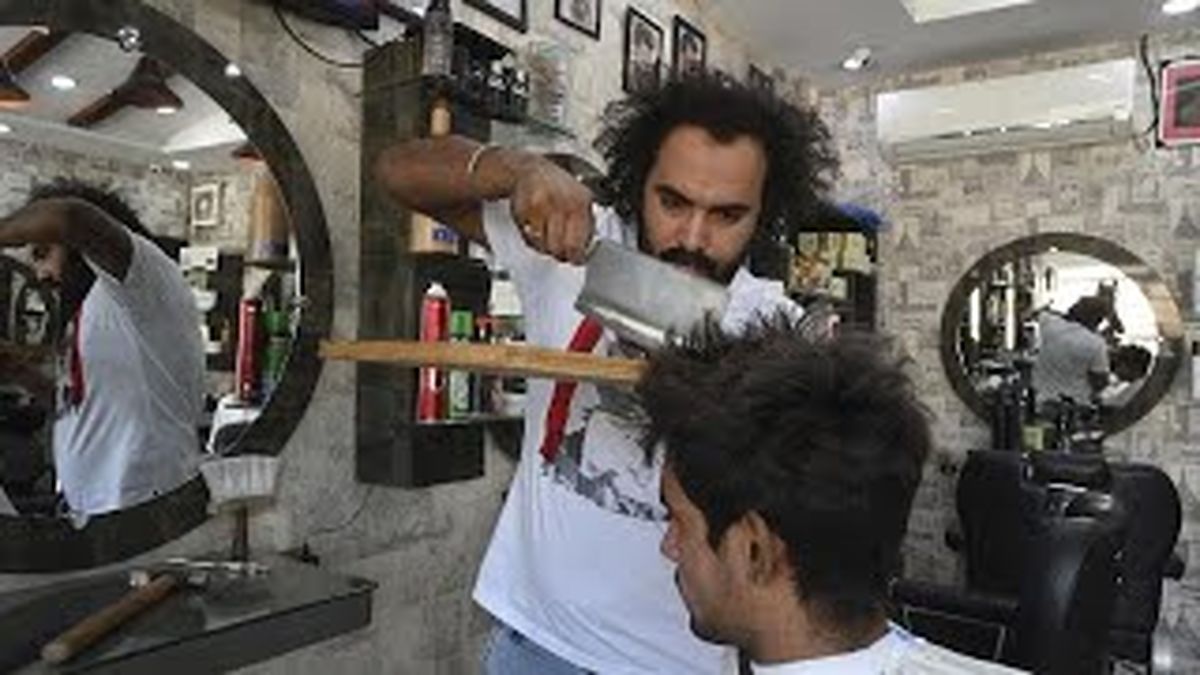 آرایشگری که سر مشتریانش را با ساطور میزند!/ ویدئو
