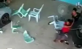 برخورد شدید لاستیک کامیون به یک مکانیکی/ ویدئو