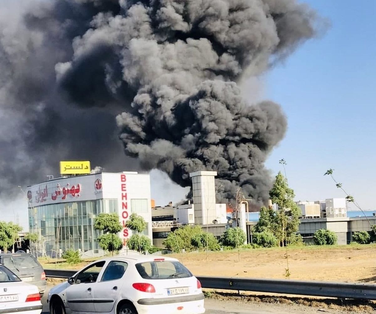 آتش‌سوزی در انبار پالت شرکت بهنوش تهران/ ویدئو