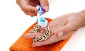 چگونه طلا را تمیز کنیم؟