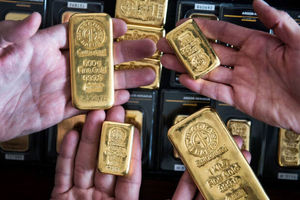 قیمت جهانی طلا با افت دلار به ۱۹۰۰ دلار بازگشت