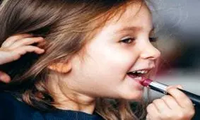 به چند دلیل بچه‌ها را آرایش نکنید