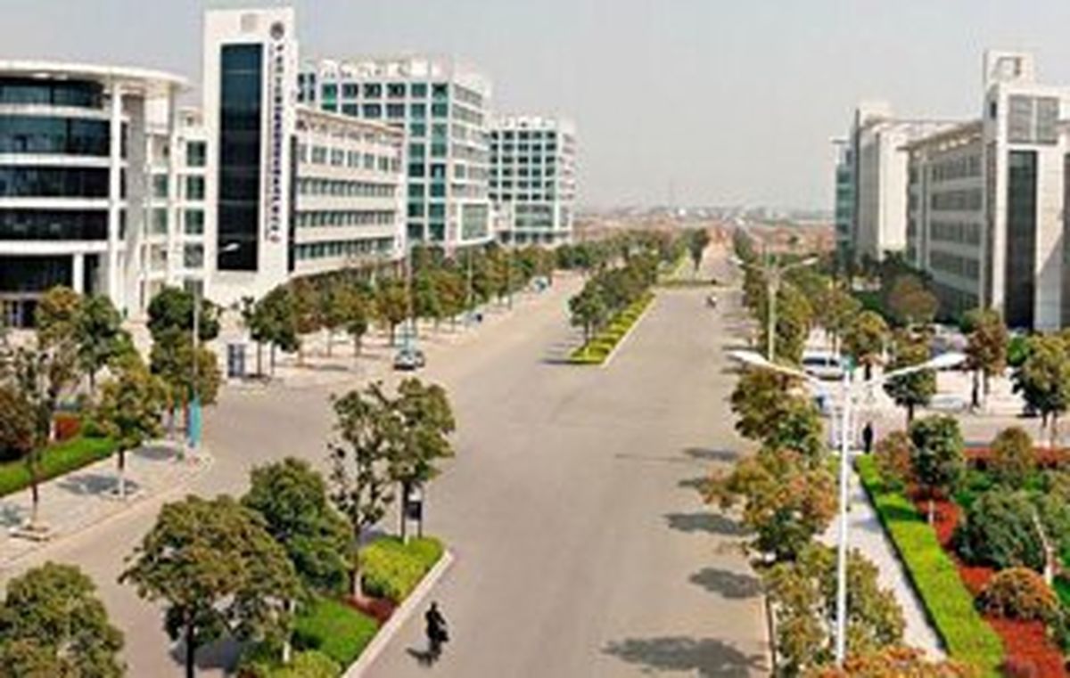 رابطه غیر اخلاقی استاد و دختر دانشجو در کلاس درس / یک دانشجو از پنجره کلاس فیلم می گرفت