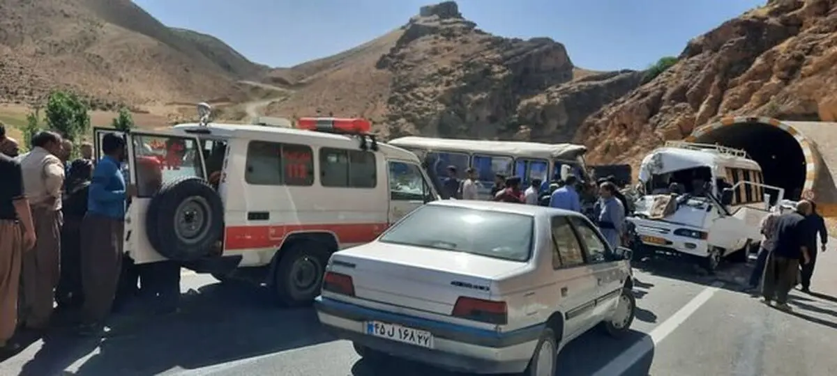 تصادف ۲ دستگاه مینی بوس در محور تکاب به شاهین دژ، ۱۴ مصدوم بجای گذاشت