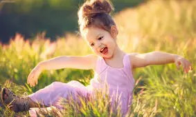 5 ویژگی دختران شاد و موفق/ چطور می‌توانیم دختران شادتری داشته باشیم؟