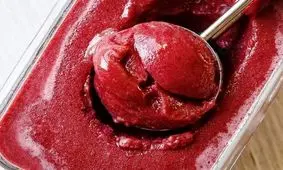 این بستنی آلبالویی خوش طعم تابستانی را خودتان در خانه درست کنید!