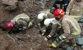 نجات ۲ کارگر از زیر آوار در بروجرد