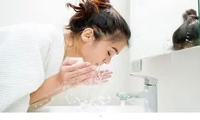 ۱۰ اشتباه رایج در شستن صورت