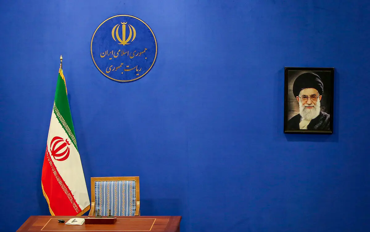 انتقاد کیهان از اینکه نمی توان رئیس جمهور را وسط دوره ریاست جمهوری اش کنار گذاشت