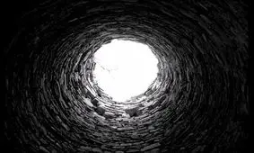 فیلمی عجیب از بلعیده شدن اتومبیل توسط چاه زیر پارکینگ/ ویدئو