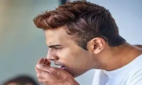 چطور به شخصی بگوییم دهان یا بدنش بو می‌دهد؟