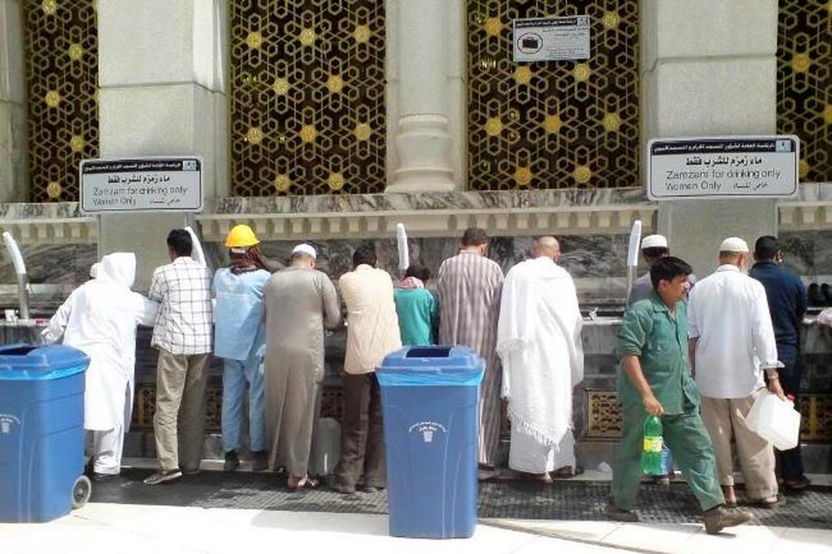 حج به وقت کرونا؛ رباتهایی که در مسجدالحرام آب زمزم میان زائران توزیع میکنند/ ویدئو
