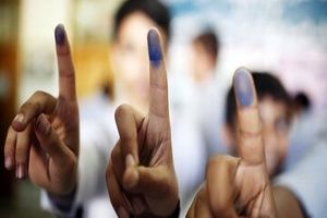 حضور مردم مشهد در شعب اخذ رای حرم مطهر رضوی برای شرکت در انتخابات/ ویدئو