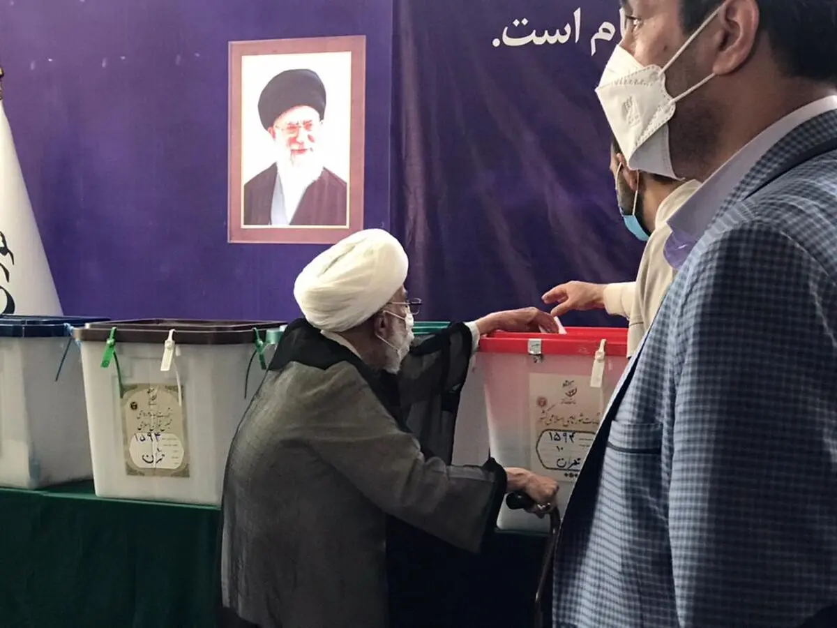 حضور آیت الله احمد جنتی در پای صندوق رای/ ویدئو