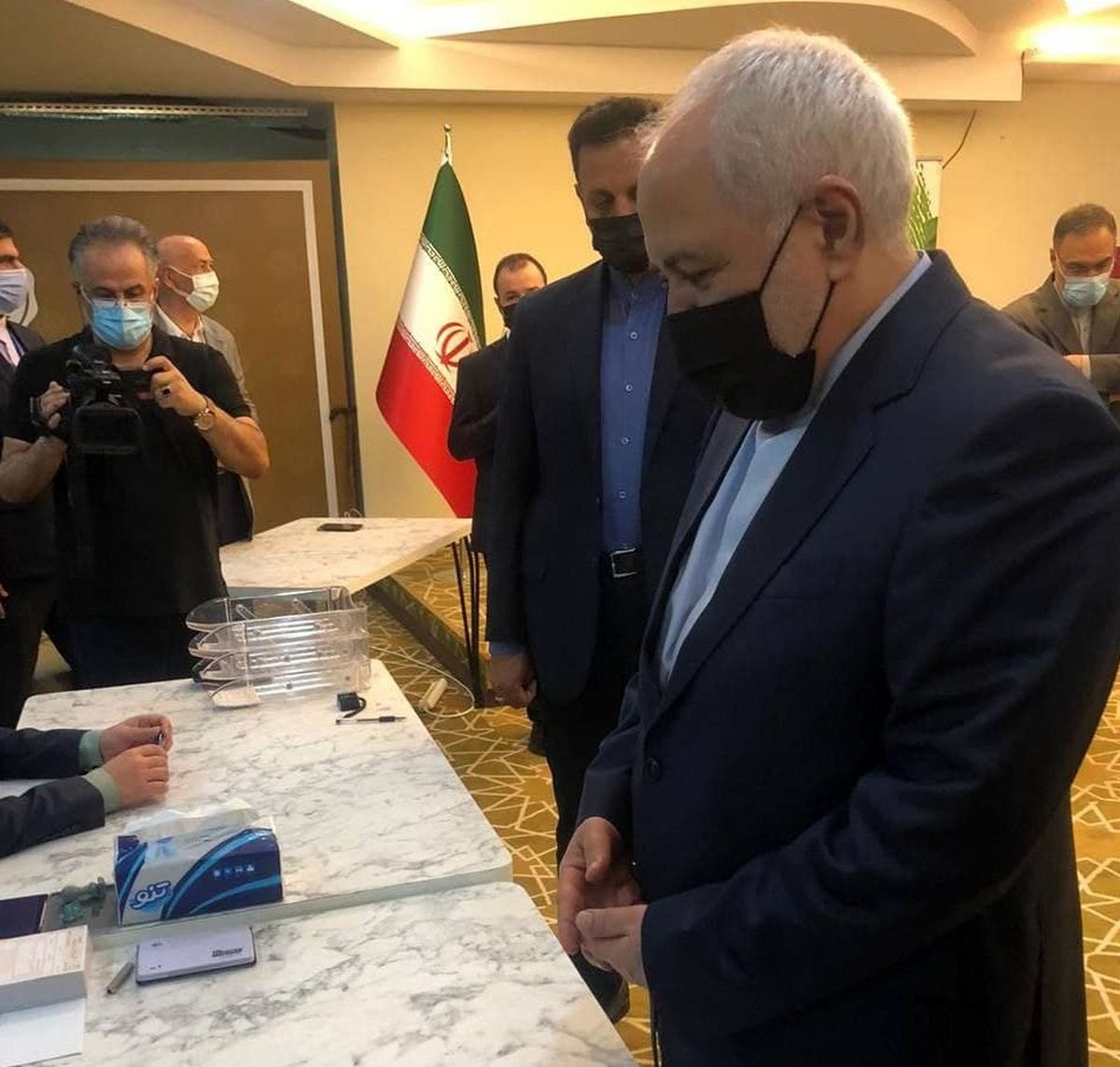 ظریف رای داد اما نه در ایران/ ویدئو