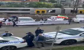 تجمع و فحاشی گروهک منافقین جلوی حوزه اخذ رای در شهر سیدنی/ ویدئو