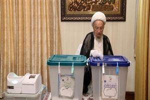 آیت‌الله مکارم شیرازی: ملت با حضور در انتخابات از کیان نظام دفاع می کنند