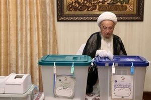 آیت‌الله مکارم شیرازی: ملت با حضور در انتخابات از کیان نظام دفاع می کنند
