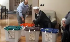 کروبی آرای خود را به صندوق‌ انداخت/ عکس