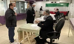 حمله ضدانقلاب به يكى از راى دهندگان ايرانى در لندن/ ویدئو