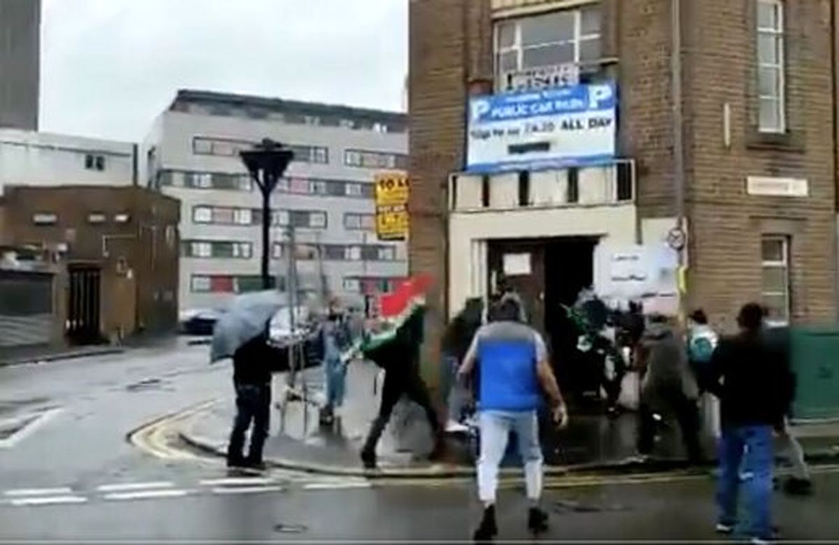 حمله سلطنتطلبان ساکن سوئد به ایرانیانی که در انتخابات شرکت کرده اند/ ویدئو