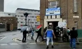 حمله سلطنت‌طلبان ساکن سوئد به ایرانیانی که در انتخابات شرکت کرده اند/ ویدئو