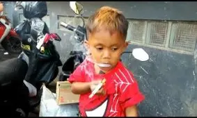 این پسر 2ساله روزی 40 نخ سیگار می کشد!