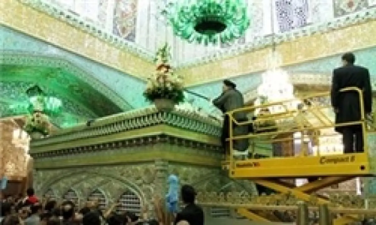 پرچم حرم رضوی تعویض شد