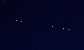 اگر دیشب شاهد این اجرام نورانی در آسمان بودید آنها ماهواره‌ های استارلینک هستند/ ویدئو