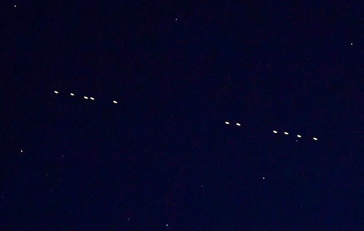 اگر دیشب شاهد این اجرام نورانی در آسمان بودید آنها ماهواره‌ های استارلینک هستند/ ویدئو