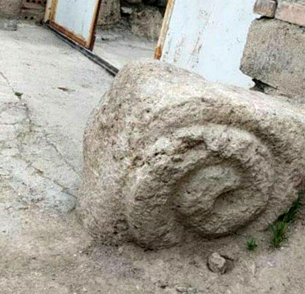 کشف دو مجسمه سنگی قدیمی در شوط