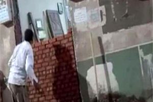 زن مصری درِ یک مسجد را گِل گرفت