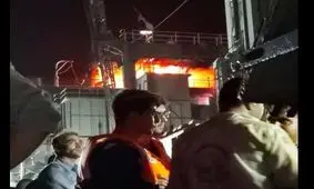 آتش سوزی در یکی از شناورهای پشتیبانی آموزشی نیروی دریایی ارتش/ تمامی کارکنان سالم هستند/ تلاش برای نجات شناور خارک بی‌نتیجه ماند