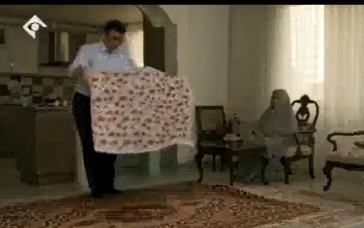 واکنش عباس عبدی به تکاندن سفره توسط قاضی‌زاده هاشمی در کلیپ تبلیغاتی‌اش/ ویدئو