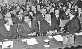 با ورود دکتر مصدق سکوت عمیق شهر لاهه درهم شکسته شد