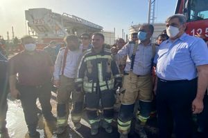 حضور شهردار تهران در محل آتش سوزی پالایشگاه ری