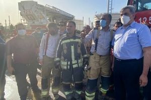 حضور شهردار تهران در محل آتش سوزی پالایشگاه ری