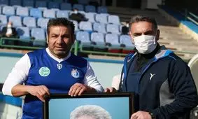 محمد مومنی: می‌ترسم پیراهن استقلال را آتش بزنند/ یک نفر به مددی «خط» می‌دهد