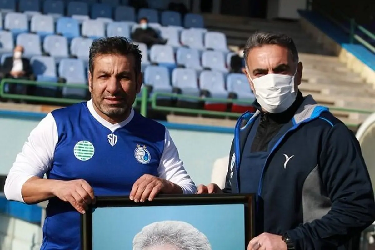 محمد مومنی: می‌ترسم پیراهن استقلال را آتش بزنند/ یک نفر به مددی «خط» می‌دهد