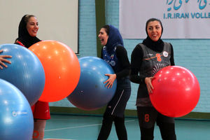 تصاویری عجیب از والیبال زنان/ تیم ملی رنگارنگ شد!