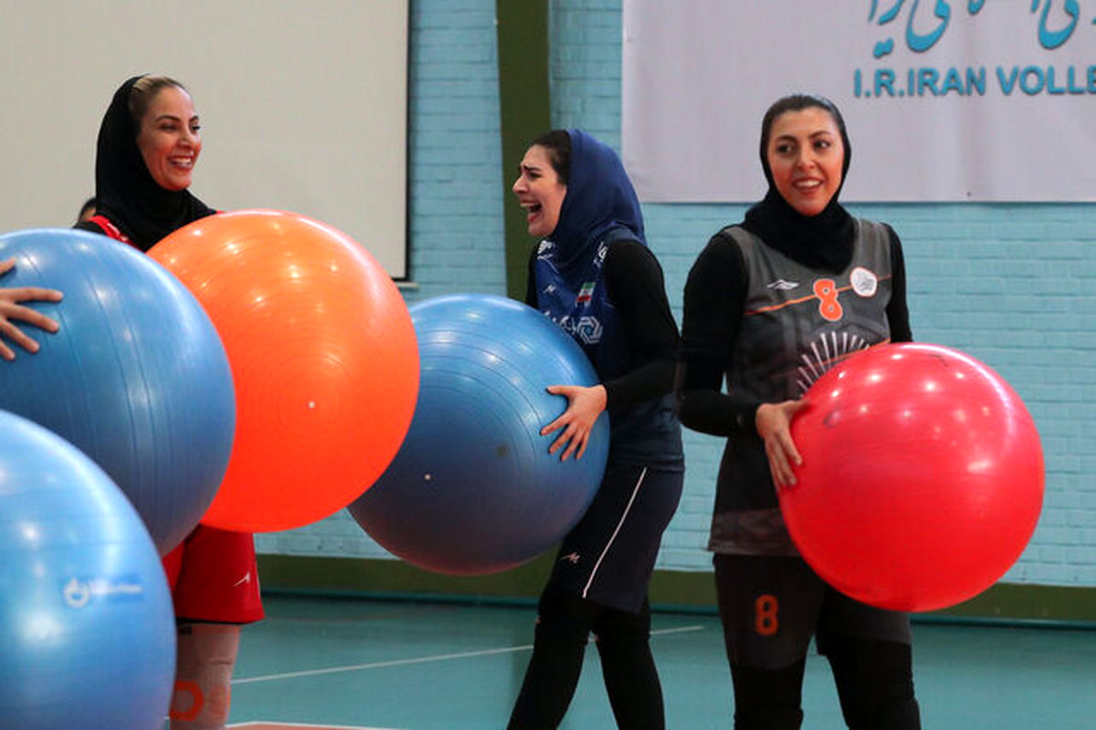 تصاویری عجیب از والیبال زنان/ تیم ملی رنگارنگ شد!