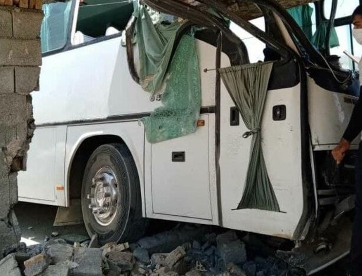 برخورد یک اتوبوس با دیوار منزل مسکونی در شهرستان سامان