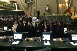 عکس یادگاری تعدادی از نمایندگان زن مجلس در مراسم تحلیف