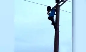 لحظه برق گرفتگی پسر نوجوان روی تیر برق/ ویدئو+18