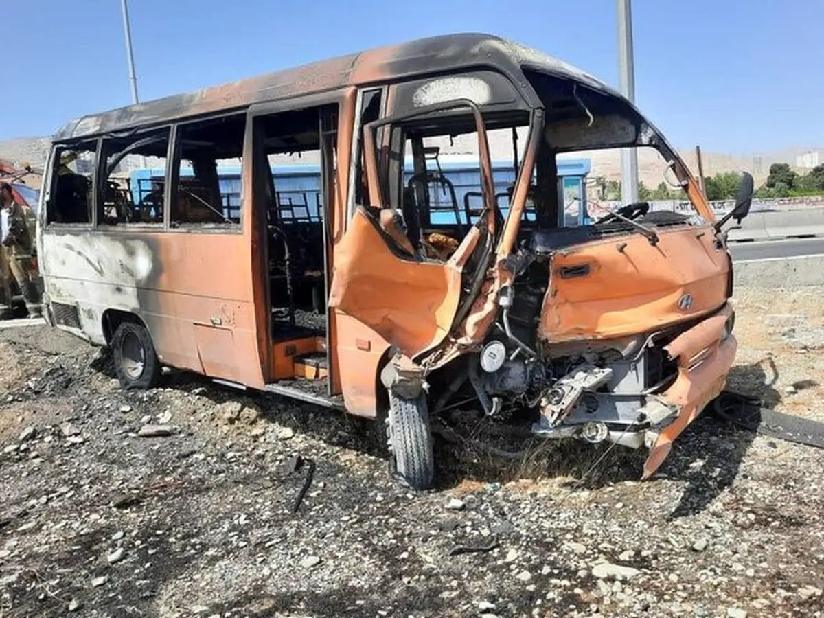 تصادف آتشین مینی‌بوس و سمند در اتوبان کرج - تهران