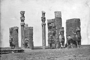 بنای تخت‌جمشید در زمان قاجار و پیش از کاوش‌های باستانی/ عکس