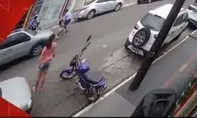 لحظه نجات دختر بچه از مرگ حتمی/ ویدئو