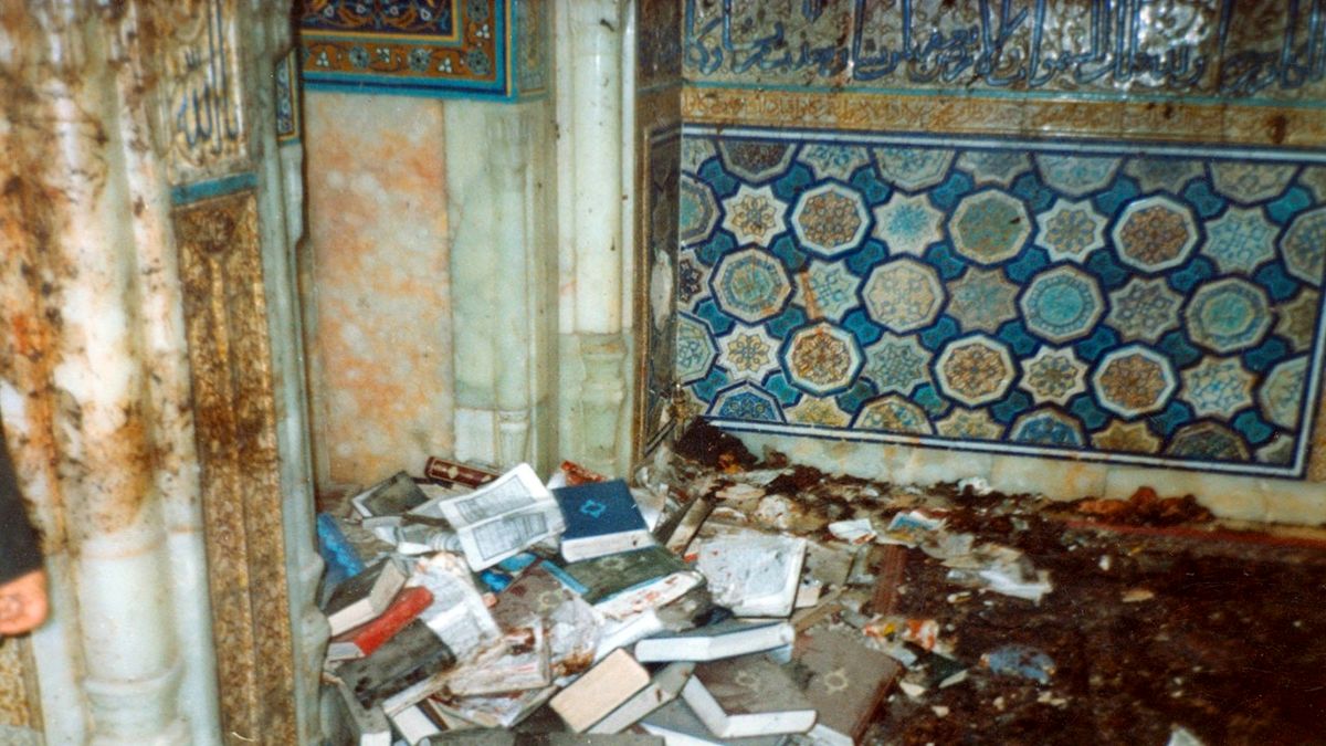 هتک حرمت حرم مطهر امام رضا(ع) و شهادت زائران توسط منافقین/ گوشهای از اقدام تروریستی جلادهای رجوی در مشهد