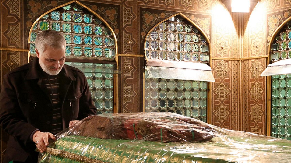 تصاویری از حضور حاج قاسم سلیمانی در حرم امام رضا (ع) با لباس خادمی